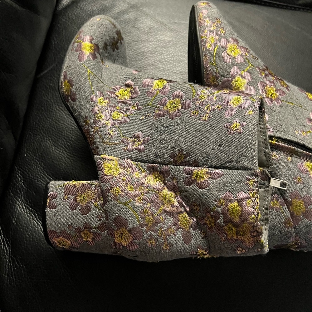 Unique booties size 9 like new floral grey - Picture 2 of 8